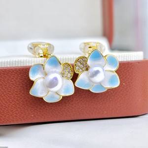 Boucles d'oreilles de luxe en perles d'eau douce naturelles, camélia avec des fleurs incrustées de pierres exquises - Product Image 2