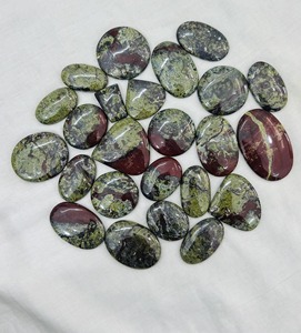 Prix de gros – Cristal naturel de jaspe dragon rouge et vert poli pour la fabrication de bijoux, personnalisable, type « sang de dragon » - Product Image 1