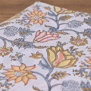 Tissu en coton blanc de qualité supérieure imprimé à la main, motif floral jaune pêche et vigne, pour la confection de vêtements, la confection de robes et l'ameublement. - Product Image 5