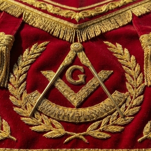 Tablier de Franc-Maçon de Luxe en Velours Rouge avec Compas Carré Brodé Or en Cuir, Bordure à Franges G, Classique, à Coudre, 3D Personnalisable - Product Image 5