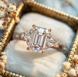 แหวนเพชรโมอิสซาไนต์ทรงเอเมอรัลด์ 2 กะรัต ชุบทอง 18K เงินสเตอร์ลิง ดีไซน์หรูหรา สำหรับงานแต่งงานและหมั้น - Product Image 5