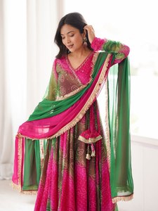 ชุดเดรส Anarkali ลายพิมพ์ Fox Georgette สำหรับผู้หญิง พร้อมซับในผ้าไมโครคอตตอนอย่างดี กางเกงไมโครเข้าชุด และผ้าคลุมไหล่ Fox Georgette แบบหนา - Product Image 4