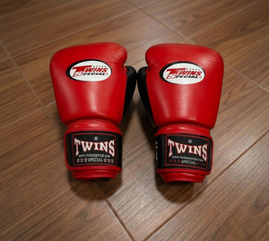 Gants de boxe en cuir de vache véritable faits à la main Twins Muay Thai Sanda MMA pour entraînement professionnel, sparring, respirants, avec sangle de poignet réglable - Product Image 2
