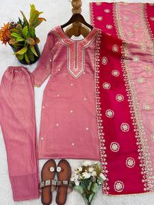ชุดสัลวาร์ คามีซปักลายสีชมพูพร้อมผ้าคลุมไหล่สำหรับผู้หญิง – เสื้อคุर्ติผ้าฝ้ายแบบดั้งเดิมและกางเกงปาลาซโซ่ ชุดลำลองจากอินเดีย - Product Image 2