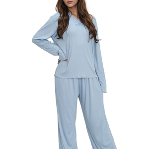 Pijama de Mujer de Alta Calidad en Jersey de Bambú, Camiseta de Dormir con Botones y Pantalones Cortos, Estampado Veraniego, Sostenible, Manga Corta, con Logotipo Frontal - Product Image 1