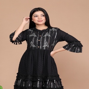 Robe élégante en coton noir avec broderies complexes et design à volants pour un style contemporain chic - Product Image 1