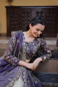 Lehenga nupcial de tela Cosmos con bordado pesado y lentejuelas Zari para mujer, lehenga acampanada de 4 metros con dupatta de seda. - Product Image 2