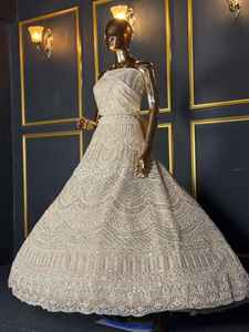 Lehenga choli de mariée lourd et complet garanti, avec des détails de broderie et une finition légère pour les mariages et les événements. - Product Image 4