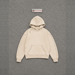 Sudadera con Capucha Oversize Beige Desgastada para Hombre con Tachuelas Coloridas y Bolsillos Decorados con Pedrería, Ajuste Regular, Ropa de Invierno, TENDENCIA DE ALTA MODA - Product Image 5