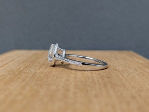Bague de fiançailles et de mariage pour femme en or blanc 14 carats massif, sertie d'un diamant de laboratoire taille poire de 1 carat, certifié IGI, style vintage, avec halo. - Product Image 2