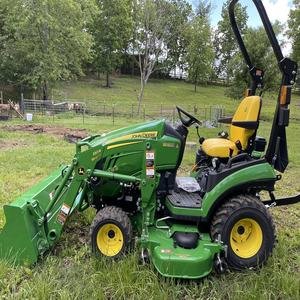 Tractor John Deere 1025R Usado con Cargador y Cortadora, 35HP Diésel, 4x4, Pocas Horas de Uso, Asiento Cómodo, Perfecto para Mantenimiento de Propiedades - Product Image 4