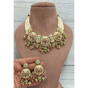 Preciosos accesorios de fiesta Rajwadi de la mejor calidad, inspirados en Sabyasachi, hechos a mano, chapados en oro sobre latón, con finas perlas Kundan Polki y Moissanita. - Product Image 1