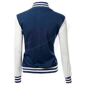 Fabricante de prendas de otoño/invierno: Chaqueta de estilo robusto con letras bordadas, material personalizado, decoración en blanco y azul, y botones. - Product Image 3