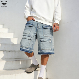 Shorts en jean cargo multi-poches respirants pour homme avec logo personnalisé, coupe ample, délavé bleu clair, style streetwear estival - Product Image 5