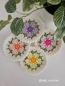Hermoso Posavasos de Flores de Cerezo Tejido a Crochet, Pétalos Rosados Hechos a Mano, Hojas Verdes, Resistente al Calor, Decoración Boho para Mesa de Cocina o Fiestas - Product Image 2