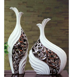 Paire de vases blancs ondulés avec des accents en filigrane argenté et des colliers fins. Ensembles chics disponibles à prix de gros. - Product Image 1