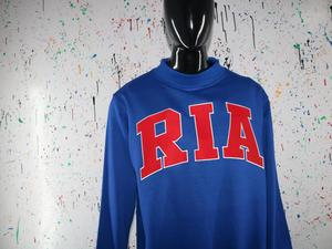 Sudadera RIA con cuello alto, 100% algodón, apliques rojos bordados, cuello ancho, hilos finos. - Product Image 4