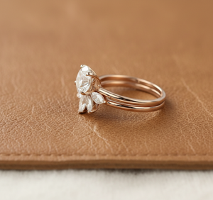 Anillo de compromiso solitario de moissanita brillante de 2 quilates con banda delicada de cinco piedras de corte marquesa y diseño de chevron, conjunto nupcial. - Product Image 4