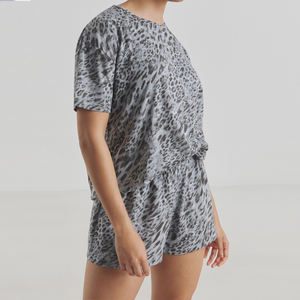 Conjuntos de camiseta y pantalones cortos de punto elástico a rayas de alta calidad, informales, al por mayor y personalizados para mujer, ideales para el verano. - Product Image 1