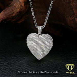 Colgante de Corazón en Plata de Ley con Incrustaciones de Piedras Detalladas y Estilo Elegante - Product Image 3