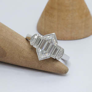 Bague de fiançailles, de mariage et d'anniversaire classique pour femme en argent sterling 925 avec serti clos et cinq pierres de moissanite taille hexagonale VVS - Product Image 2