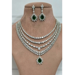 Ensemble collier et boucles d'oreilles tendance en zircon plaqué argent de qualité supérieure, idéal pour les fiançailles, les mariages et les soirées. - Product Image 1