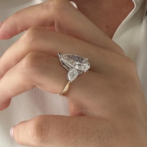 Anillo de Tres Piedras con Diamante Cultivado en Laboratorio de 4 Quilates en Forma de Pera, E VVS2, 4.7 Quilates en Total, Anillo Trilogía de Dos Tonos, Certificado IGI - Product Image 5