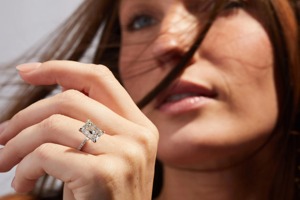 แหวนหมั้นเพชรทรงรัศมี 3.00 กะรัต เพาะเลี้ยงในห้องปฏิบัติการ_ ทองคำขาว 14K ประดับวงแหวนรอบแบบซ่อนเร้น ได้รับการรับรองจาก IGI - Product Image 5