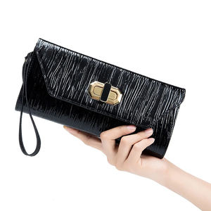 Pochette élégante en cuir verni noir avec motif alligator et chaîne dorée pour les soirées - Product Image 4