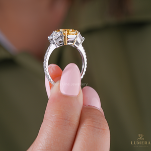 Anillo de diamantes cultivados en laboratorio de corte ovalado amarillo de diseño de 4.31 quilates con piedras laterales trapezoidales, anillo de boda para mujer - Product Image 4