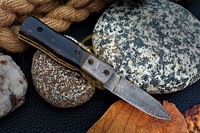 Couteau pliant de poche artisanal en acier Damas OEM personnalisé, pointe tombante, manche en résine, pour camping, chasse, EDC, avec étui en cuir