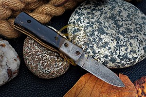 Couteau pliant de poche artisanal en acier Damas OEM personnalisé, pointe tombante, manche en résine, pour camping, chasse, EDC, avec étui en cuir - Product Image 3