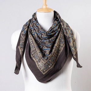 Foulards carrés à impression numérique personnalisés à la mode Accessoires élégants en tissu léger doux parfaits pour l'approvisionnement en vrac à faible quantité minimale de commande - Product Image 3