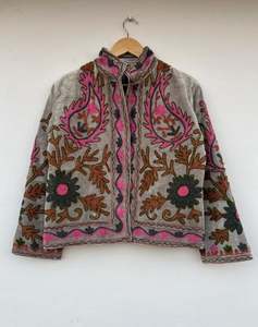Chaqueta estilo vintage Suzani, chaqueta de invierno hecha a mano con bordado floral Suzani, chaqueta de terciopelo bohemia de invierno. - Product Image 3