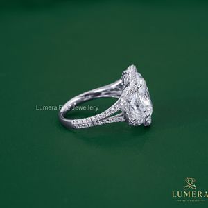 แหวนหมั้นเพชรทรงรี LUMERA FINE JEWELLERY หรูหรา ประดับเพชรเลี้ยงในห้องปฏิบัติการ รับรองโดย IGI ดีไซน์สามเม็ดล้อมเพชร ทองคำแท้ 14K แบบแยกส่วน - Product Image 4