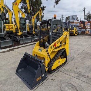 Chargeuse compacte d'occasion, faible nombre d'heures de fonctionnement, capacité nominale de 2,3 tonnes, moteur de 82 kW, pompe hydraulique d'origine, modèle 2023, à vendre - Product Image 1
