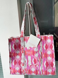 Bolso tote de mujer hecho a mano, acolchado, de algodón blanco con estampado de rayas, reversible, tipo bandolera con bolsillo para compras. - Product Image 3