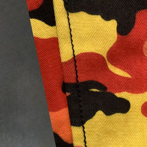 กางเกงคาร์โก้ลายพรางสีส้มพิมพ์ลายกราฟิกผ้าฝ้ายหนานุ่มสำหรับผู้ชาย สไตล์สตรีทแวร์แบบ OEM สั่งทำได้ - Product Image 3