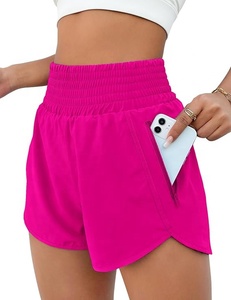 Shorts de jogging athleisure d'été pour femmes, respirants, imperméables, séchage rapide, écologiques, coupe-vent, 100 % coton, couleur unie, avec garniture en fourrure et boutons - Product Image 1