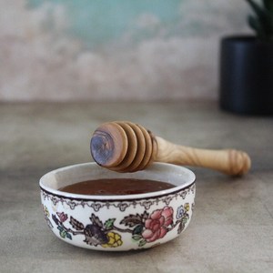 Cuillère à miel artisanale en bois d'olivier : Décoration de cuisine de Jérusalem - Product Image 1