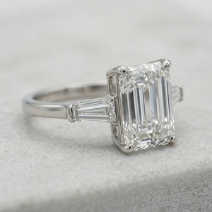 Bague de fiançailles en platine PT950 avec trois pierres en émeraude taillées et baguettes coniques en diamant - Product Image 2