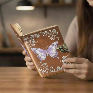 สมุดบันทึกหนังลายผีเสื้อจันทราพิมพ์ลายทำมือ สีน้ำตาลวินเทจ ลายดอกไม้ พร้อมตัวล็อคทองเหลือง ปกแข็ง คลาสสิก ขนาด 7x5 นิ้ว - Product Image 6