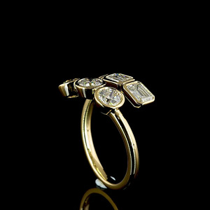 Anillo de compromiso personalizado con diamante esmeralda de corte redondo cultivado en laboratorio, engaste de tres piedras en bisel, en oro de 10K, 14K, 18K, plata 925, 935 - Product Image 4
