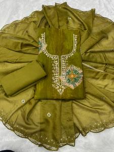 Nouveau Salwar Kameez pakistanais de créateur, modèle lourd imprimé et orné de broderies Khatli, avec Dupatta pour femme - Product Image 6