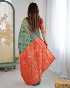 Sari Tradicional de Seda para Mujer, Marca AARA, con Bordado Zari en Verde Azulado y Rojo, Protección Solar, para Bodas, Estilo India/Pakistán - Product Image 3