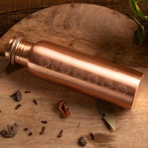 ขวดน้ำทองแดงแท้ 100% ขวดน้ำทองแดงตีลายด้วยมือ สำหรับโยคะ สมดุลสุขภาพแบบอายุรเวท ออกกำลังกาย เดินทาง ขวดน้ำทองแดงแบบใช้ซ้ำได้ ขจัดสารพิษ - Product Image 1