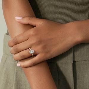Anillo de compromiso de diamantes de corte ovalado premium en oro amarillo, estilo moderno, diamantes cultivados en laboratorio certificados por IGI, piedras laterales tipo baguette. - Product Image 3