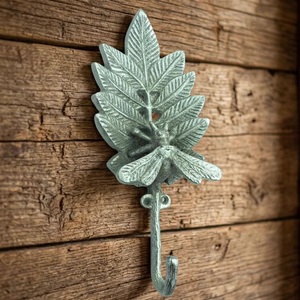 Gancho de Pared Multifuncional Autoadhesivo de Hierro Fundido Vintage con Diseño Ajustable, Ecológico e Impermeable para Almacenamiento de Ropa - Product Image 3