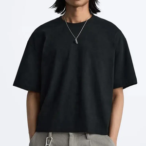 T-shirt ample et court en coton noir à col rond avec motif personnalisé - Product Image 5