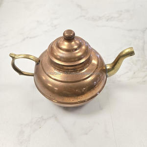 Bouilloire en cuivre à fond rond avec poignée supérieure en bois et corps brillant conçue pour la cuisine ou la décoration de style vintage - Product Image 6